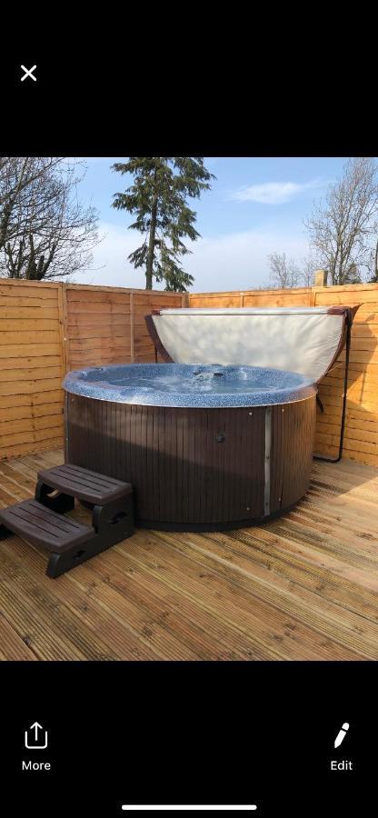 Grooms Cottage Outside Hot Tub Beith Esterno foto