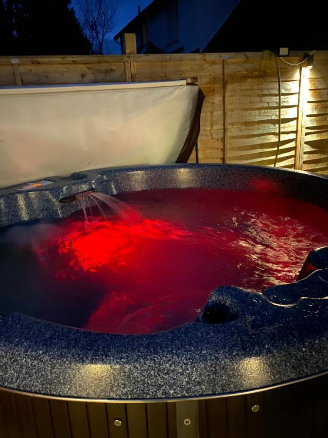 Grooms Cottage Outside Hot Tub Beith Esterno foto